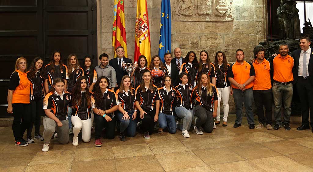 La jugadora dianense Yaiza Garcia recibida por Ximo Puig como campeona de España de Rugby 2 Puig con la Selección Valenciana Sub 18 de Rugby Femenino
