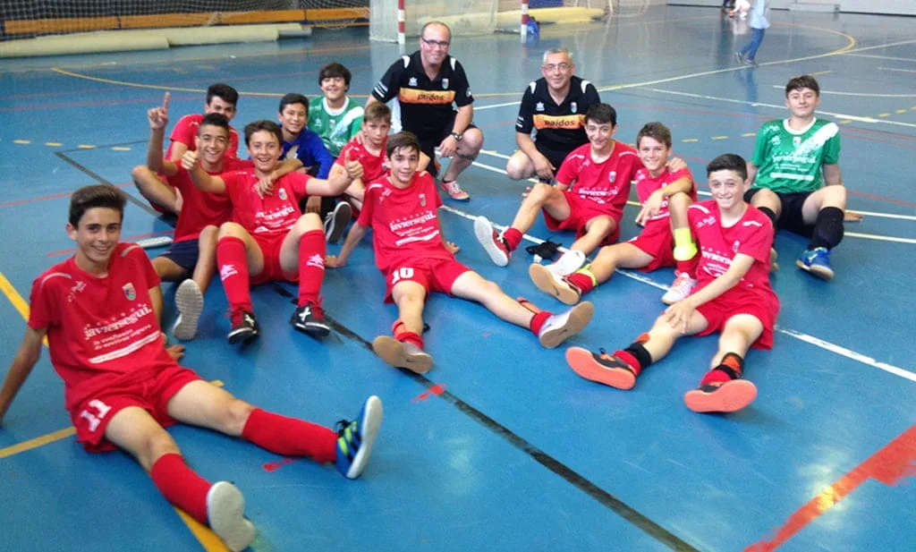Raúl Gil con sus chicos del infantil del Paidos Dénia