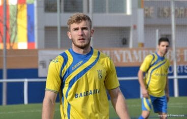 renzo estrello un balon en la madera