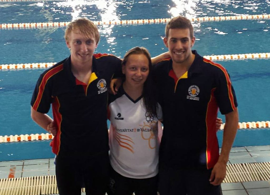 Sara Vazquez junto a dos compañeros de la Universidad de Valencia