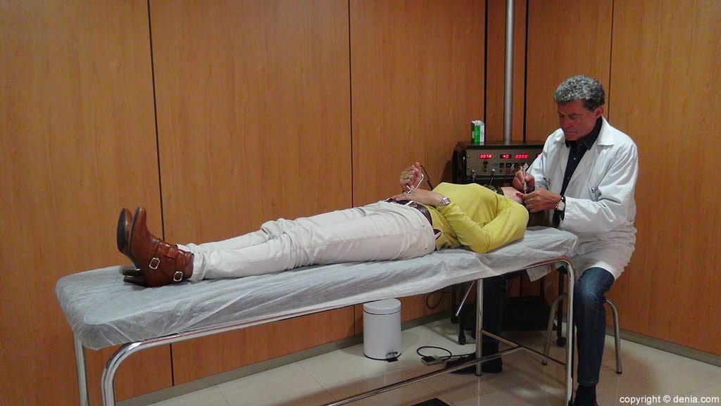 Sesion de acupuntura Instituto Clinico Galileo