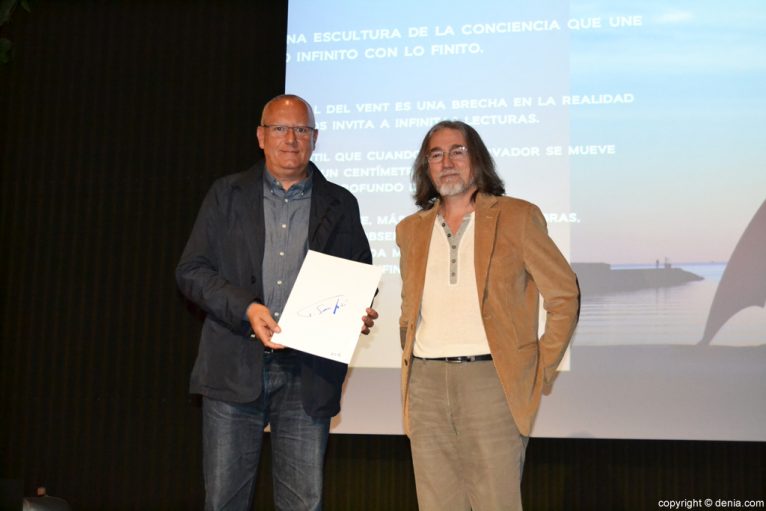 Teo San José entrega el certificado de autenticidad al alcalde