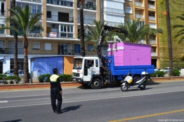 Traslado de una de las casetas de los hippies