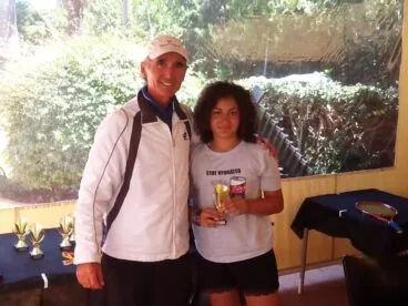 una de las ganadoras con su trofeo