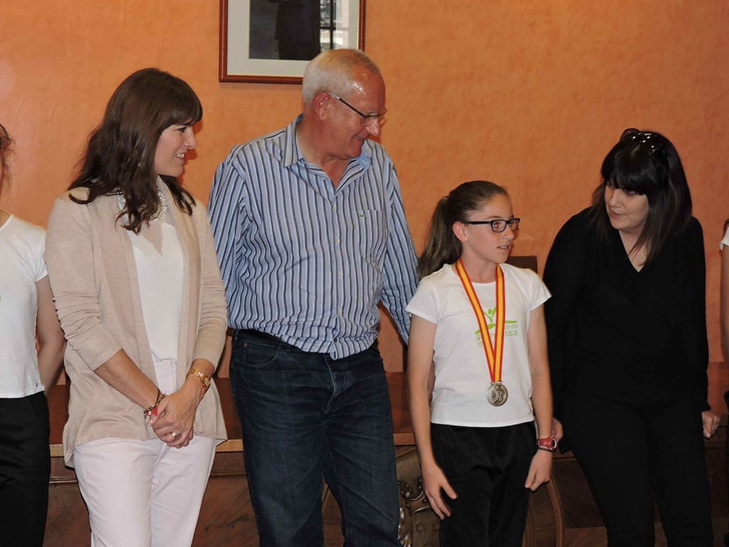 Vicent Grimalt junto a una de las gimnastas