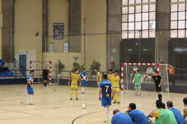 xaloc alacant sacando una falta sobre la porteria del denia futsal