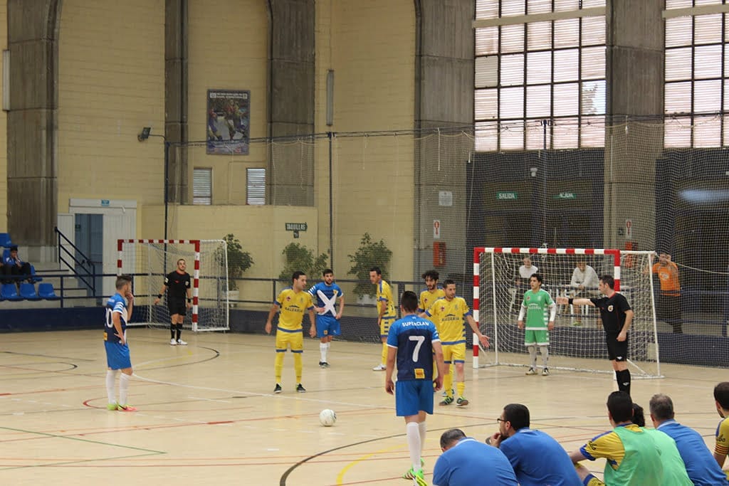 El Dénia Futsal sacó un punto de la complicada pista del Xaloc Alacant (2-2) 1 Xaloc Alacant sacando una falta sobre la portería del Dénia Futsal