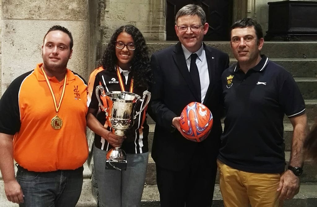 La jugadora dianense Yaiza Garcia recibida por Ximo Puig como campeona de España de Rugby 1 El presidente de la Generalitat con Yaiza