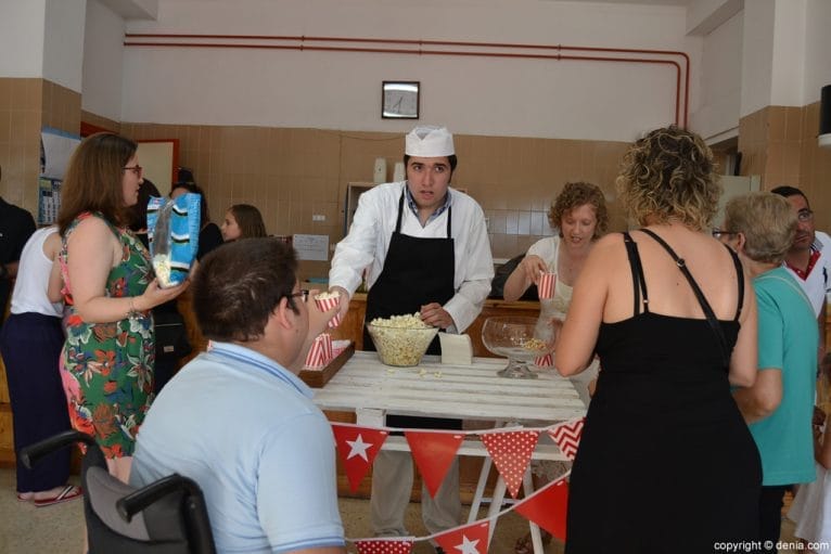 Fin de curso 2016 colegio Raquel Payà - reparto de palomitas