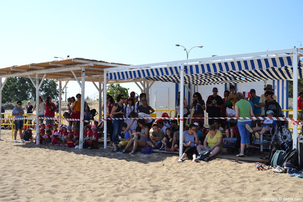 Suelta de tortugas en Dénia – Escolares en la playa