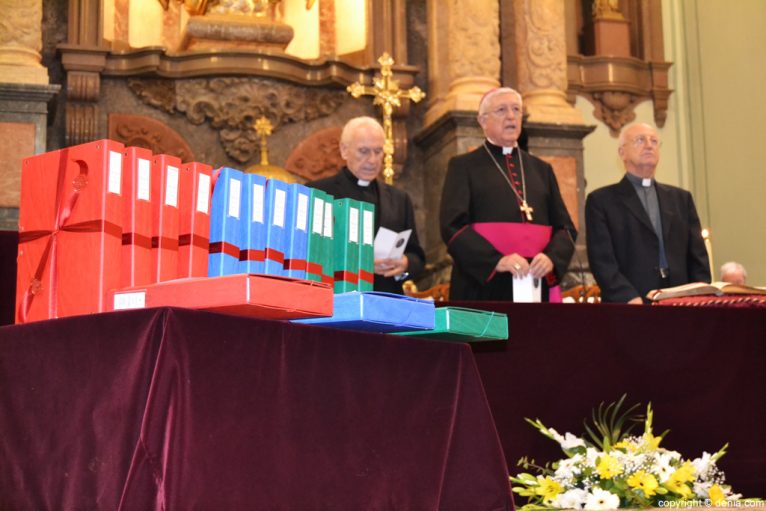 Abschluss des Seligsprechungsprozesses der Diözese von Pare Pere - Dokumentation auf dem Altar