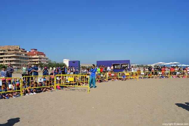 09 suelta de tortugas en denia ninos asistentes
