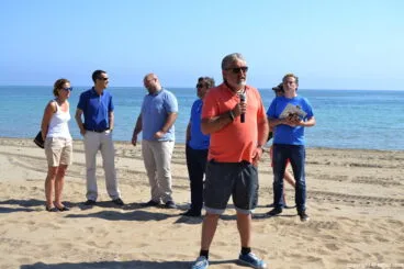 Suelta de tortugas en Dénia – Explicación a los niños