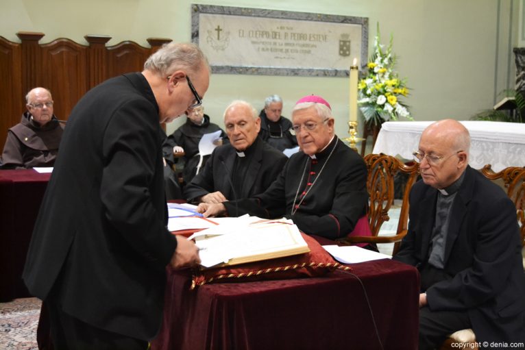 Clausura del proceso diocesano de beatificación del Pare Pere - Firma del acta