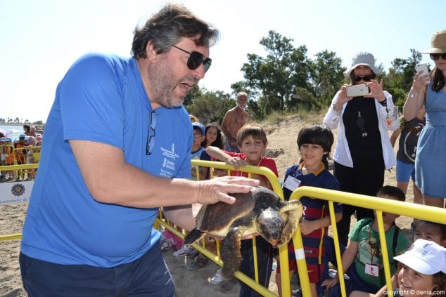 15 suelta de tortugas en denia rafa carrio con los ninos