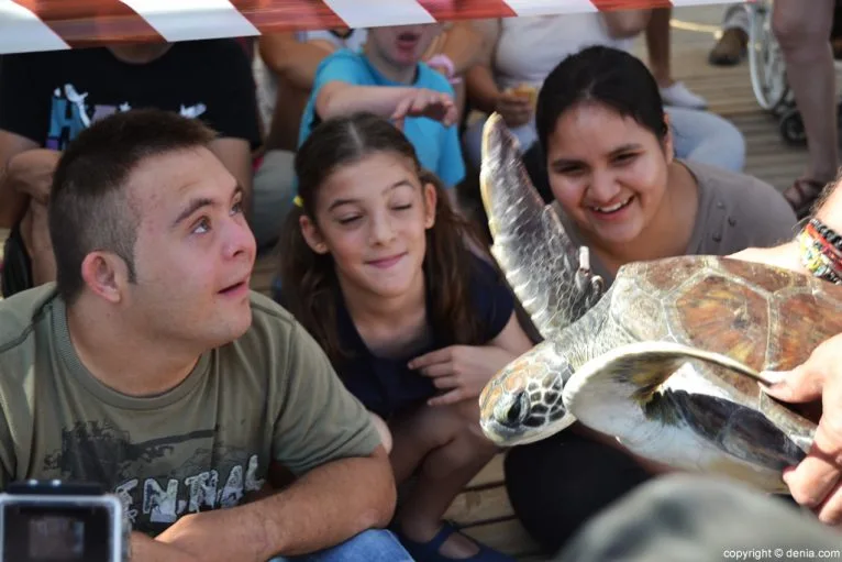 Suelta de tortugas en Dénia - escolares