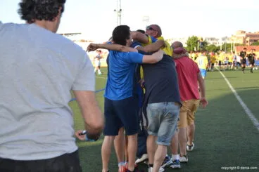 Abrazos al final del partido