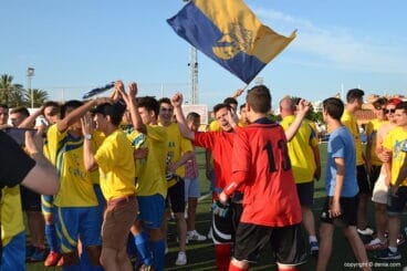 Afición y jugadores celebrando el ascenso