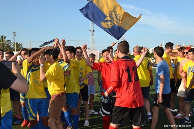 El juvenil del CD Dénia asciende a Liga Nacional Juvenil 5 aficion y jugadores celebrando el ascenso