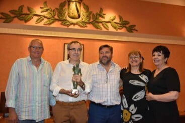 agusti pascual recoge el xix premio ciutat de denia a la formacion de personas adultas