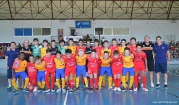 ambos equipos formando juntos