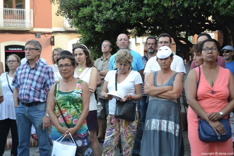 Asistentes a la concentración en favor de la sanidad pública