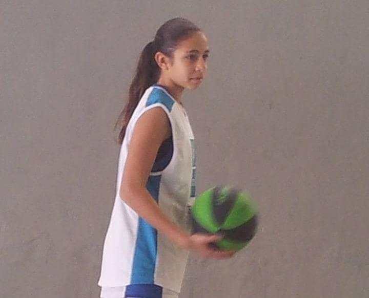 Audrey Neufcour con un balón