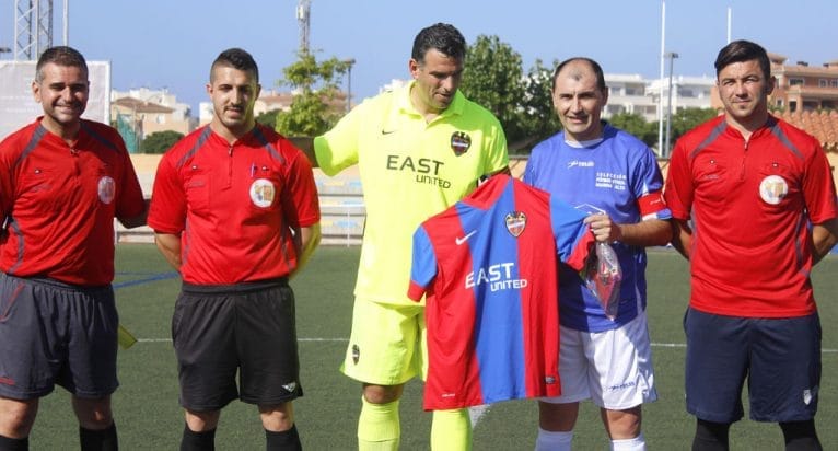 Capitanes de ambos equipos