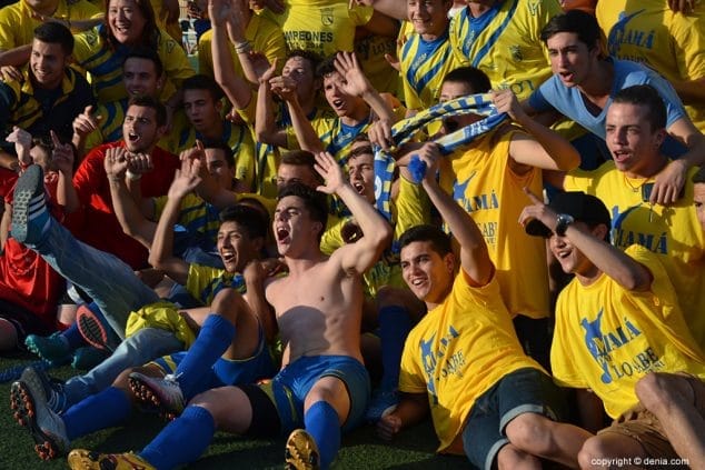 El juvenil del CD Dénia asciende a Liga Nacional Juvenil 10 celebrando el ascenso a liga nacional