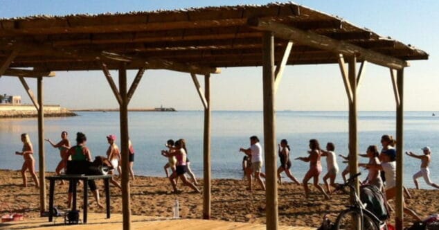clase de fitness en la playa de la marineta casiana