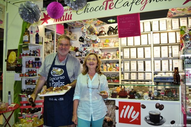 Los bares, los grandes beneficiados del primer 'Tardeo en el Mercat' 4 degustacion de productos en algunos puestos del mercat