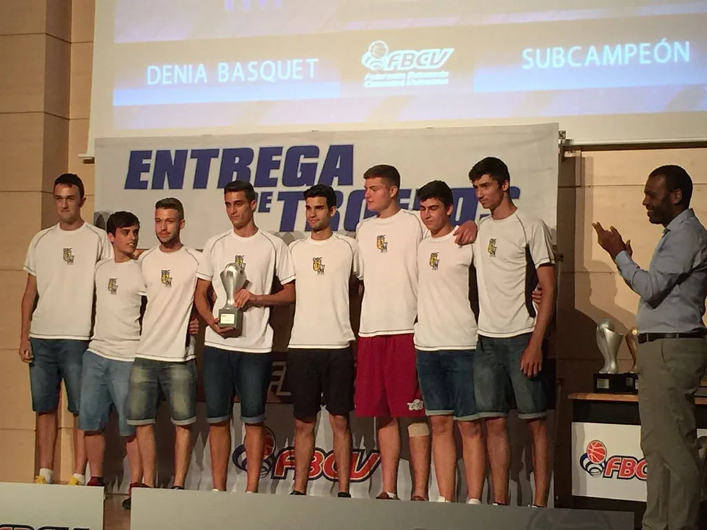 El junior masculino del Dénia Básquet galardonado por la Federación Valenciana de Baloncesto 1 El Dénia Básquet Junior con su trofeo