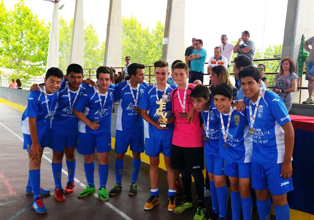 El equipo de la EM Dénia con el trofeo