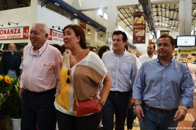 El Ministro García-Margallo afirma en Dénia que un gobierno de Podemos sería socialmente "una calamidad" 2 el ministro en funciones garcia margallo junto a ana kringe en denia