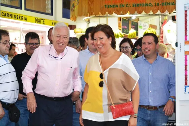 El Ministro García-Margallo afirma en Dénia que un gobierno de Podemos sería socialmente "una calamidad" 3 el ministro garcia margallo visito el mercado municipal de denia