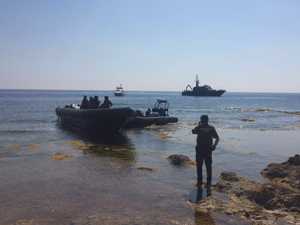 Encalla en Les Rotes una lancha de narcotraficantes y sus ocupantes huyen a pie 1 Embarcación encallada en Les Rotes