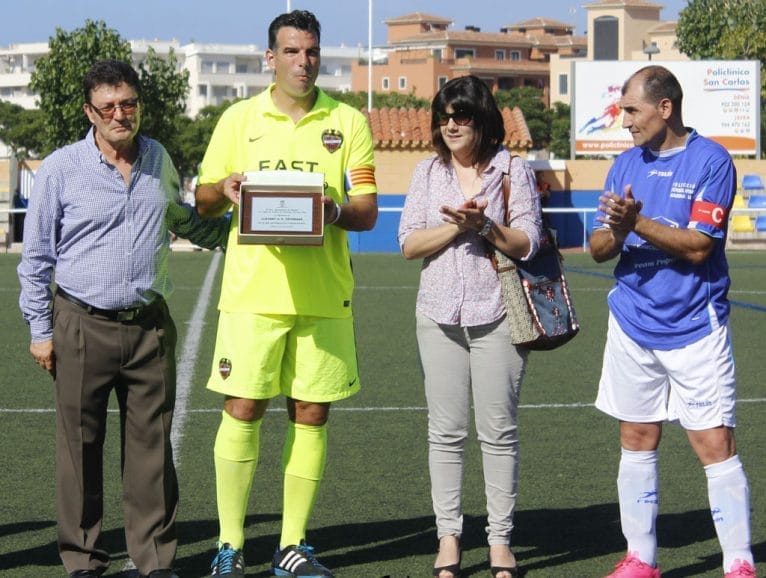 Entrega de una placa al Levante UD