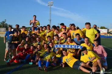 Equipo celebrando el ascenso