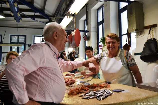 El Ministro García-Margallo afirma en Dénia que un gobierno de Podemos sería socialmente "una calamidad" 5 garcia margallo saludando a joaquina