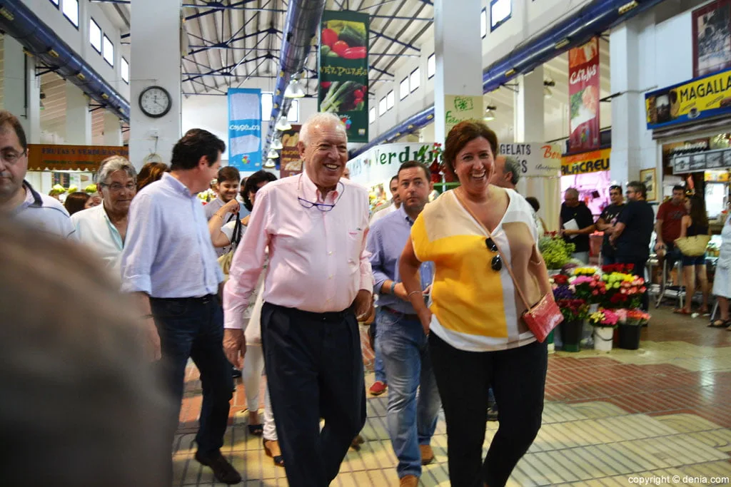 El Ministro García-Margallo afirma en Dénia que un gobierno de Podemos sería socialmente "una calamidad" 1 García Margallo y Ana Kringe en el Mercat de Dénia