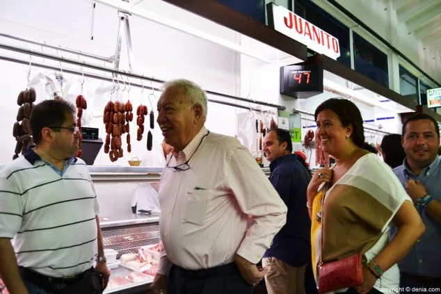 El Ministro García-Margallo afirma en Dénia que un gobierno de Podemos sería socialmente "una calamidad" 7 garcia margallo y el pp de denia en el mercat