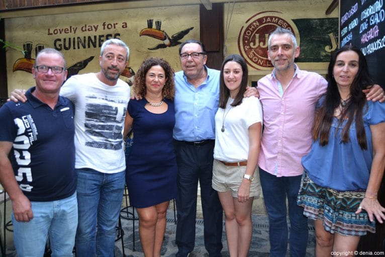 José Enrique Garrigós con la directiva de la Federación de Moros y Cristianos de Dénia