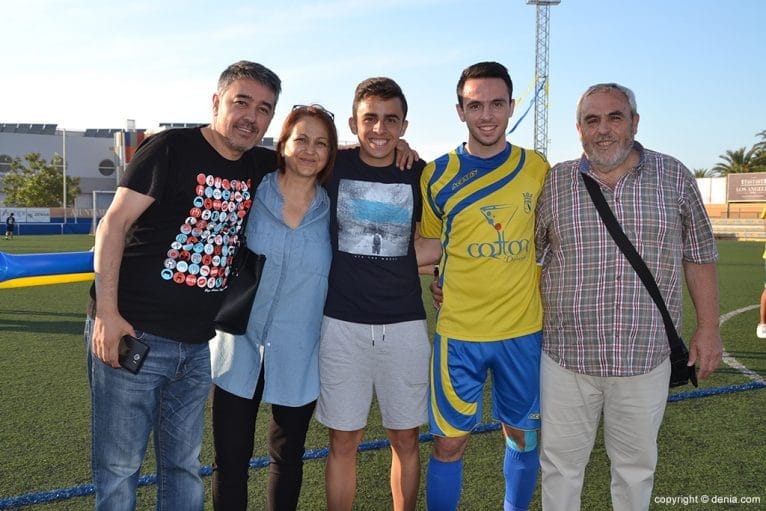 Juantxu con su familia