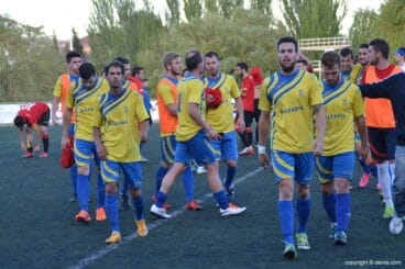 los jugadores del cd denia en utiel