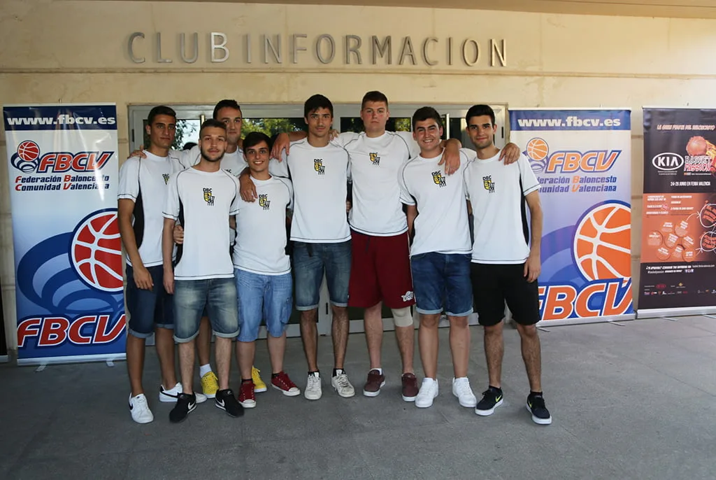 El junior masculino del Dénia Básquet galardonado por la Federación Valenciana de Baloncesto 3 Los juniors del Dénia Básquet anes del recoger su premio