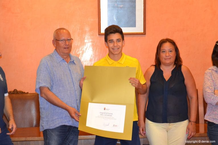 El jugador Mateo mostrando el diploma