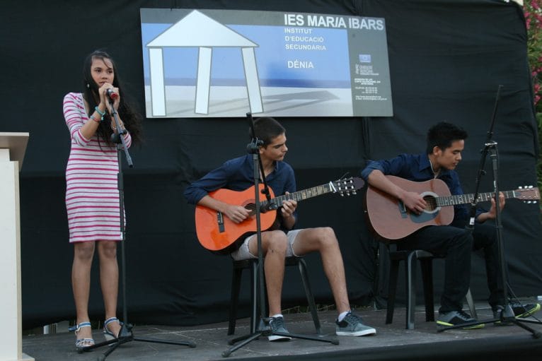 Música en la fiesta de fin de curso del IES María Ibars