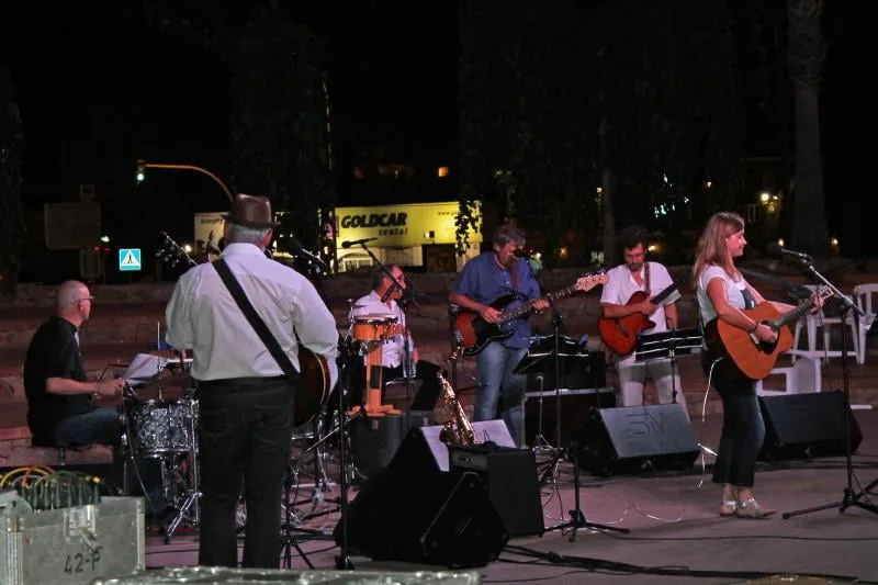 'La Cultura Als barris': Concierto de la Nova Companyía de Guitarres 1 Nova Companyía de Guitarres en les Bassetes