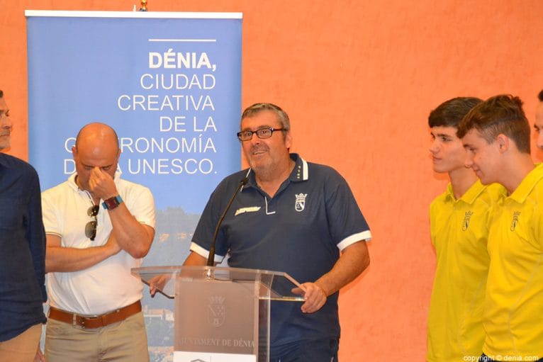Paco Molina agradeciendo el esfuerzo de sus jugadores
