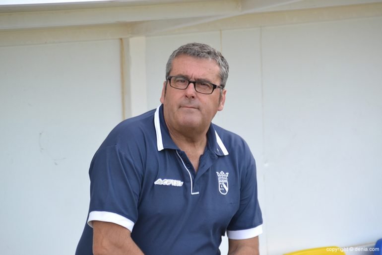 Paco Molina entrenador del CD Dénia